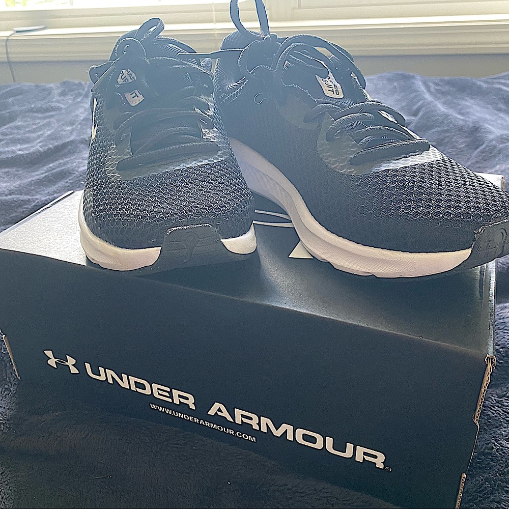 UA Sneakers - Black & White